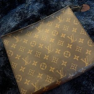 LOUIS VUITTON
Monogram Toiletry Pouch 26
